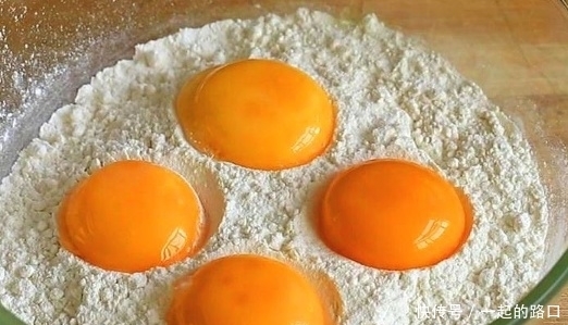 最简单面包做法:不用烤箱不用蒸,香甜又松软,5块钱做一锅