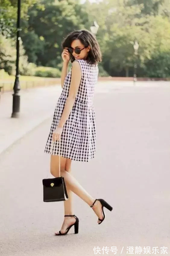 大长腿 今夏小白鞋早就out了!入手这双一字带凉鞋,清凉时髦更有女人味