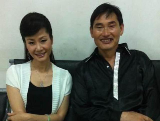 伤心|她是著名歌唱家,因丈夫出轨伤心过度摔下楼梯,后网恋遇现任丈夫