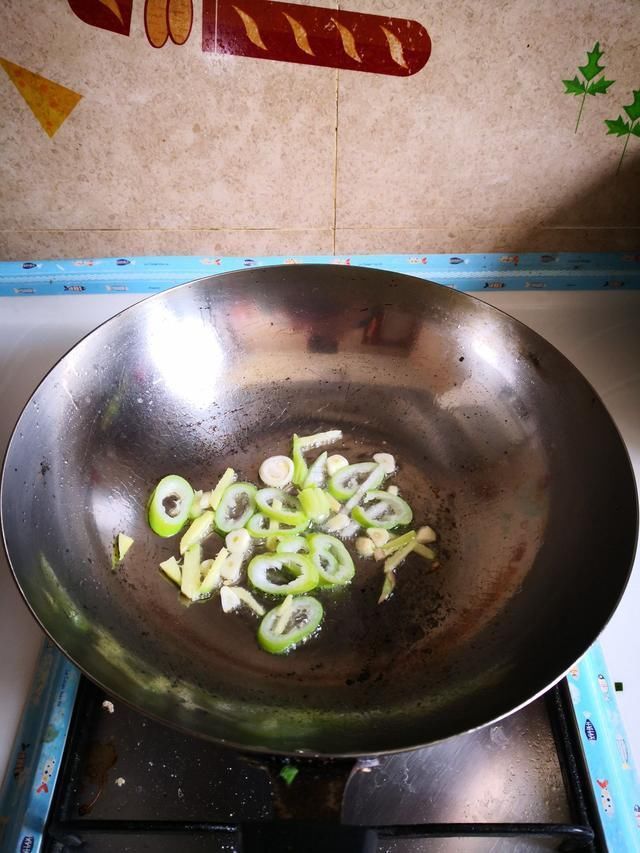 分钟|泡木耳只加水就错了,大厨都这样做,2分钟泡开,木耳又大又好