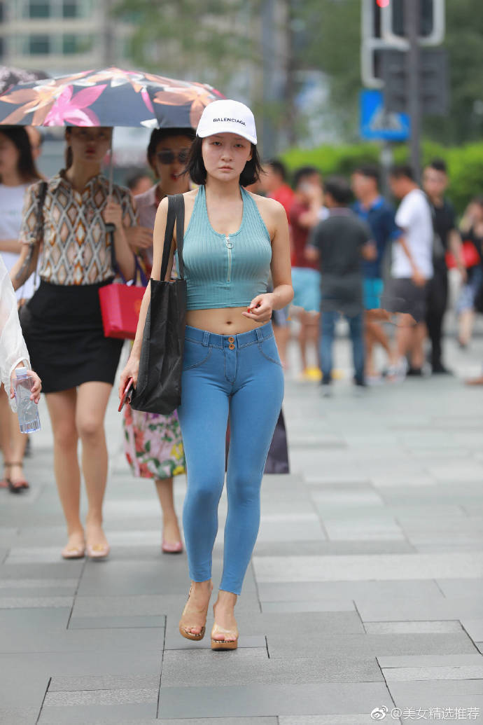 彰显|街拍素颜装扮的小姐姐,衬衫搭配紧身牛仔裤,彰显自信气质