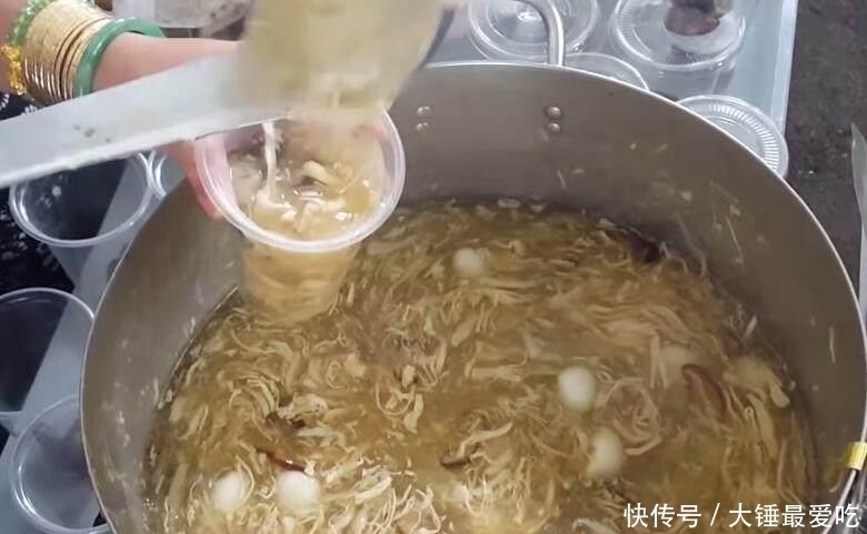 营养丰富|下岗大妈街边卖这独特的“汤”,10块一杯,不到1小时全抢光