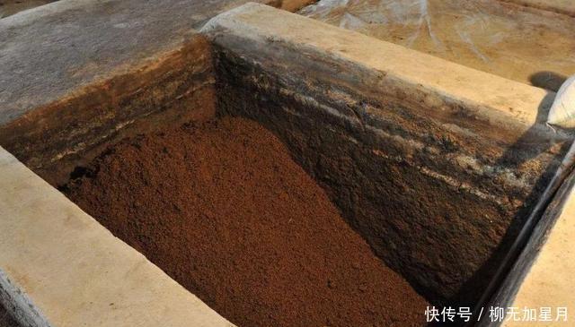 酱香|酱香酒入窖发酵时洒酒尾的缘由是什么