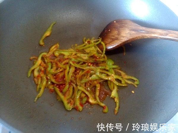 肉丝|此三种一起炒,3分钟就出锅,常吃眼睛明亮,拌米饭特别香