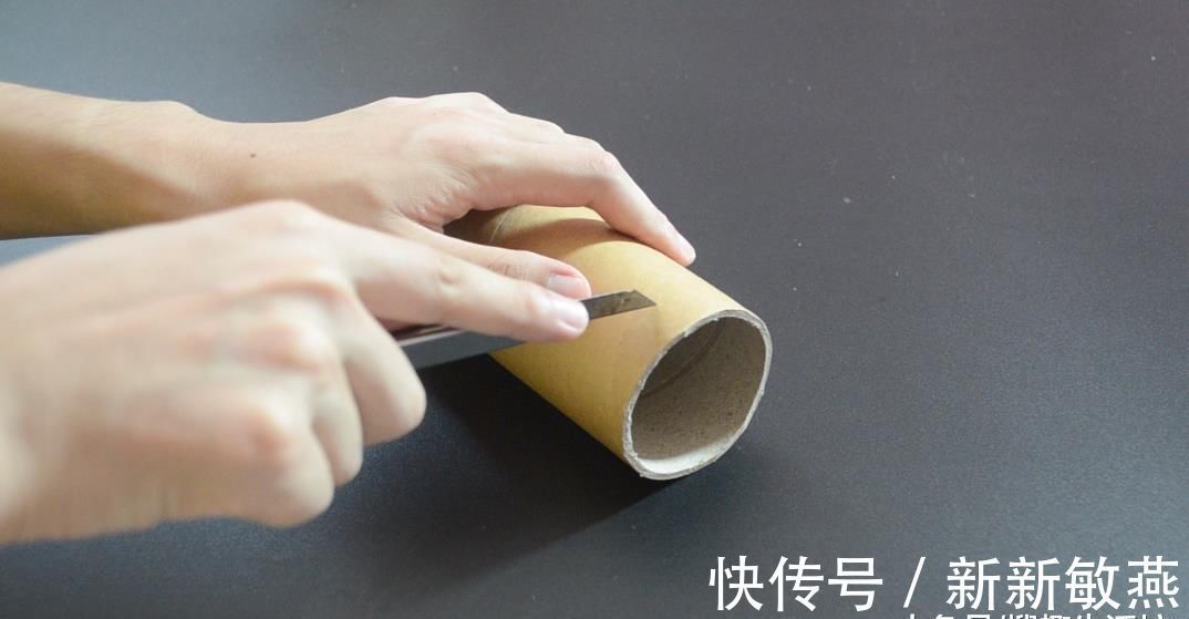 纸筒粘在旧衣架上面, 很多人不知道有啥用, 看完你会感谢我的