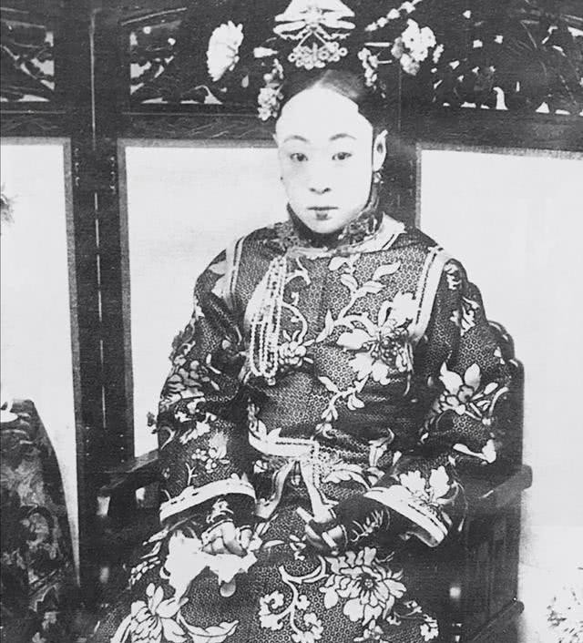 文绣|末代皇帝溥仪私家相册，张张经典，总有一张你没见过