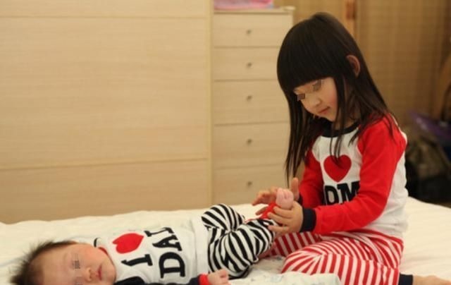 姐弟|二胎家庭的姐姐喜欢“打弟弟”,原因可气又可笑,希望弟弟快长大