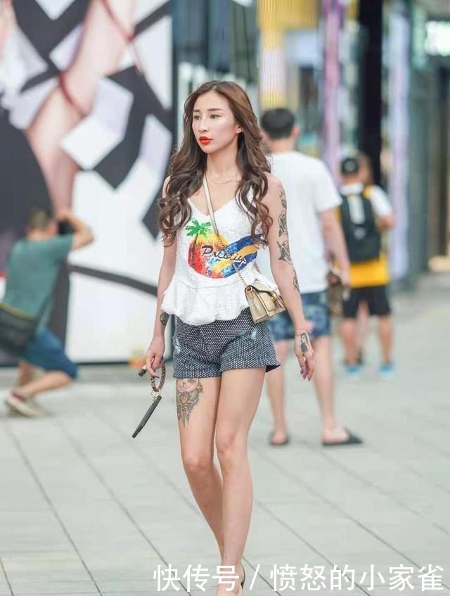 短裤装和裙装是夏季的主旋律,它穿出清凉,优雅的美