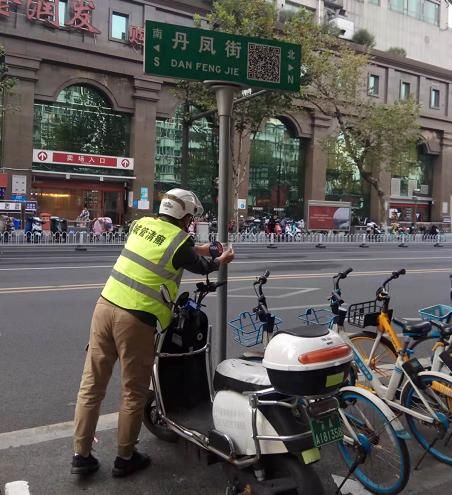 广告类|南京玄武城管遏制租房广告抬头