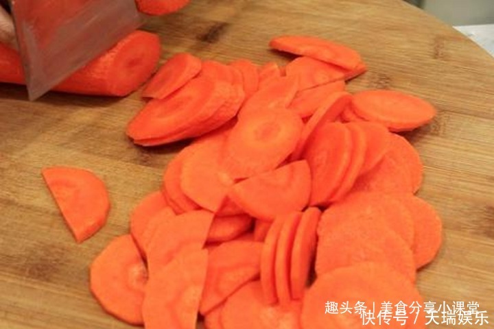 胡萝卜别再当配菜了,做成一道零食,又甜又劲道,上桌全家都爱吃