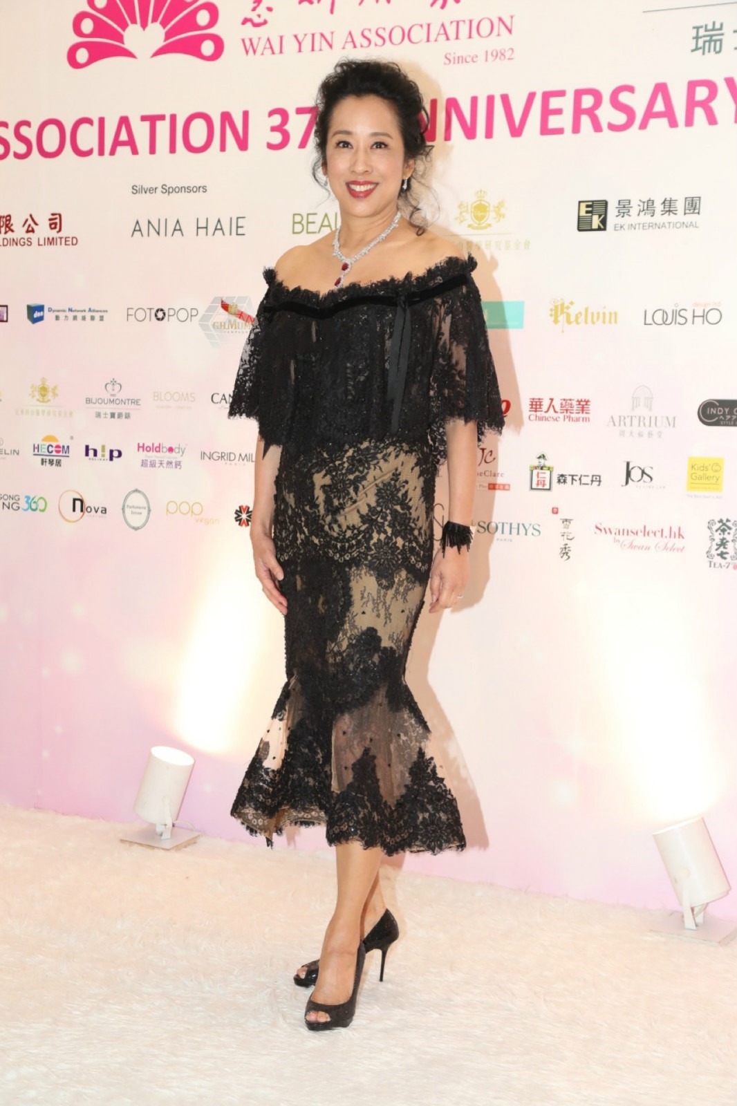 朱玲玲厉害了,一身拼接的黑色蕾丝连衣裙出席活动,女人味十足