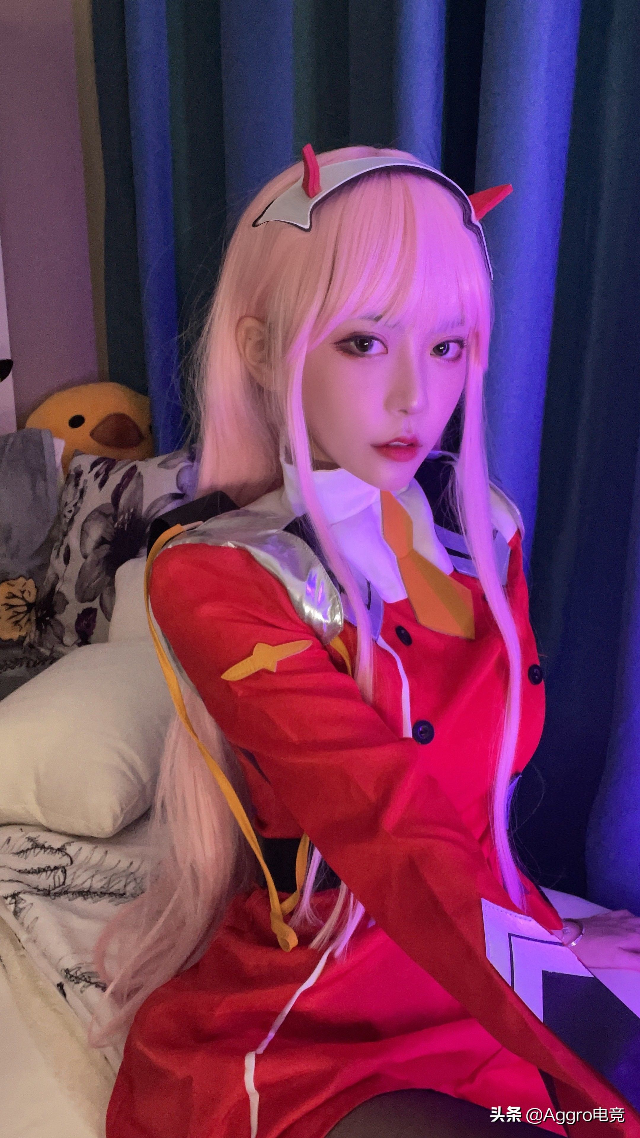 不说话的周淑怡有多美?秀出最新cos作品,一头粉发太亮眼了