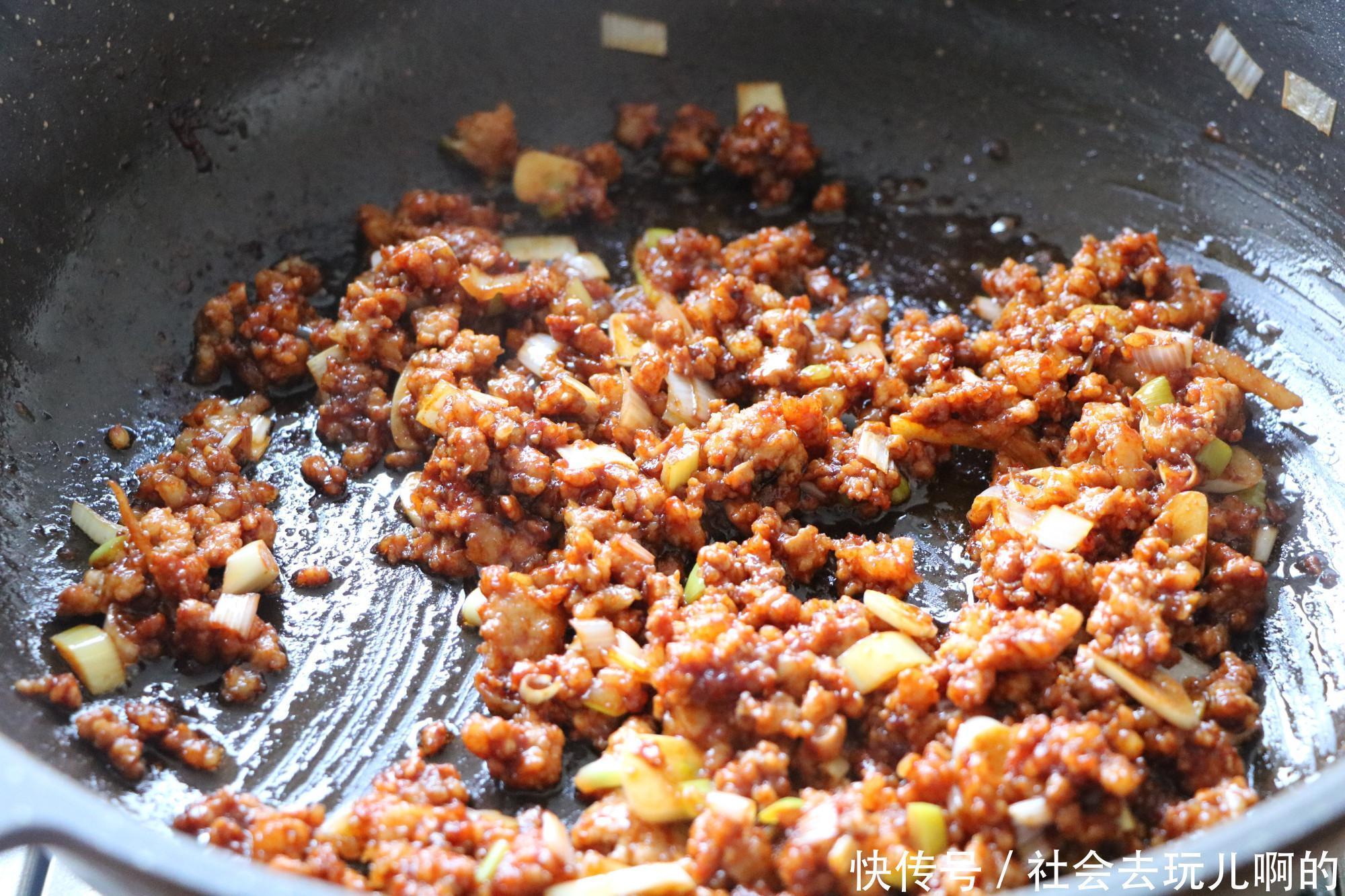 超爱|天气凉了,煮上一锅金针菇番茄汤,汤汁多,保暖又下饭,超爱吃