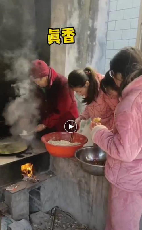 奶奶炸丸子仨孙女围着锅台吃，炸的没有吃的快，忙活了个“寂寞”