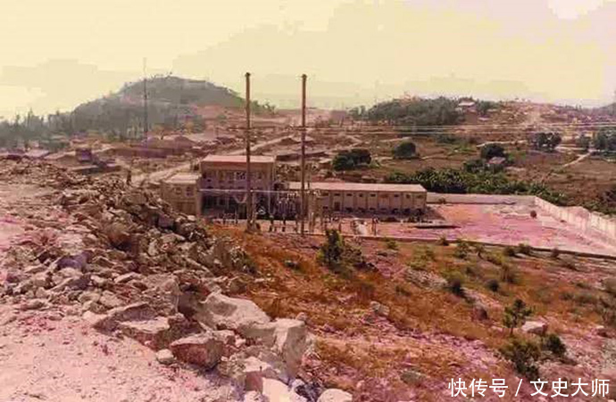 深圳老照片：90年代发廊女从村巷经过，几十位村民当大猩猩观赏