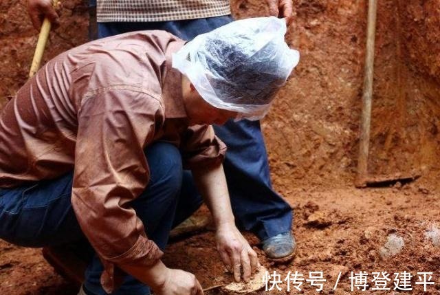 飞镖|古墓挖出3个铁片，外形酷似“手里剑”，专家兴奋：暗器鼻祖