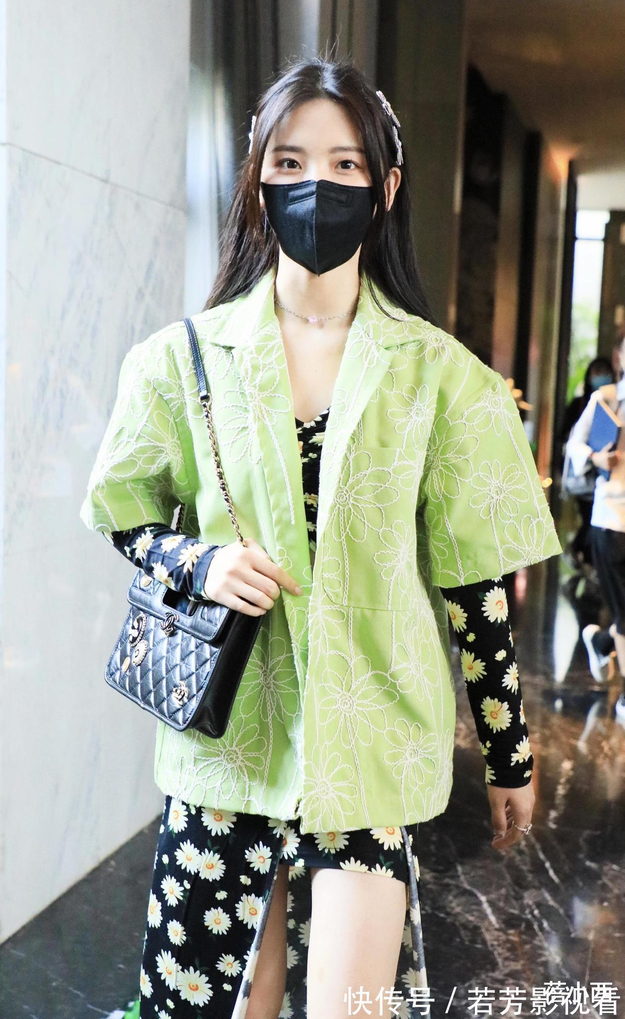 衬衫|58岁毛阿敏穿搭真时髦,花衬衫配五分裤,一头奶奶灰短发好吸睛