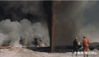 |搞笑GIF：哎呀！你给我点的这个香肠太大了，我吃不完！