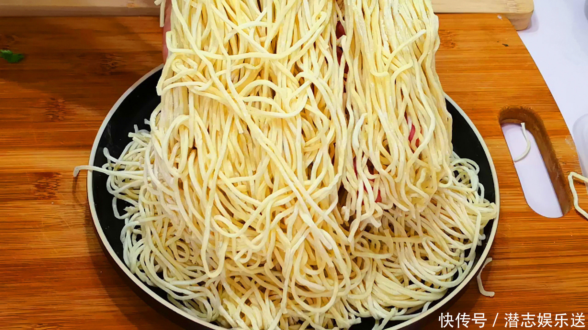 煮面条时，最忌水开下锅，面馆老板牢记3点，面条爽滑又筋道