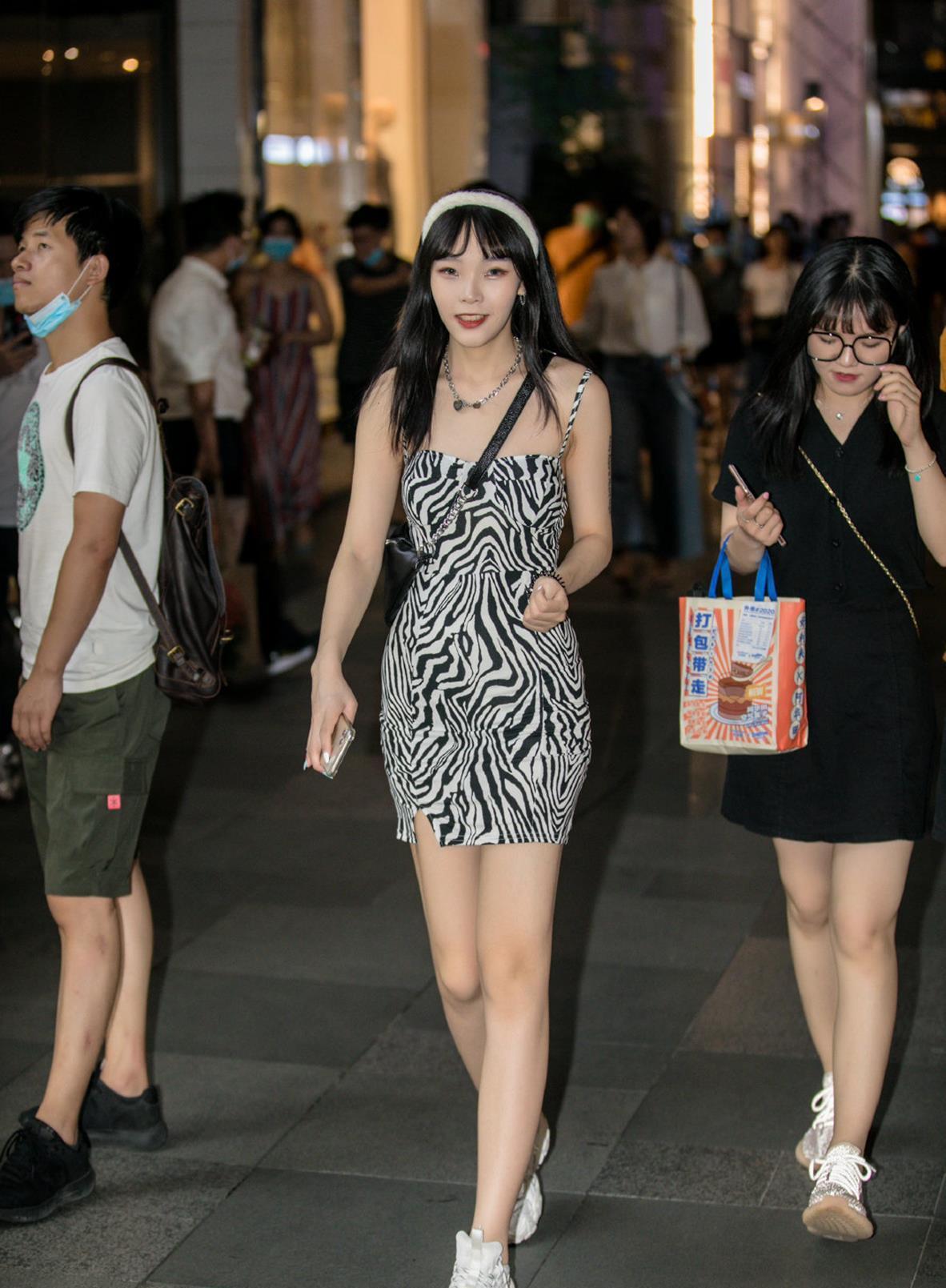 女人|女人周末不要乱穿,逛街搭配要与场景结合,这三种搭配形式很实用