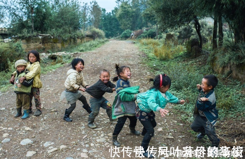 四胎|25岁“穷妈妈”已生四胎,孩子饿得喝水充饥,可怜也可恨