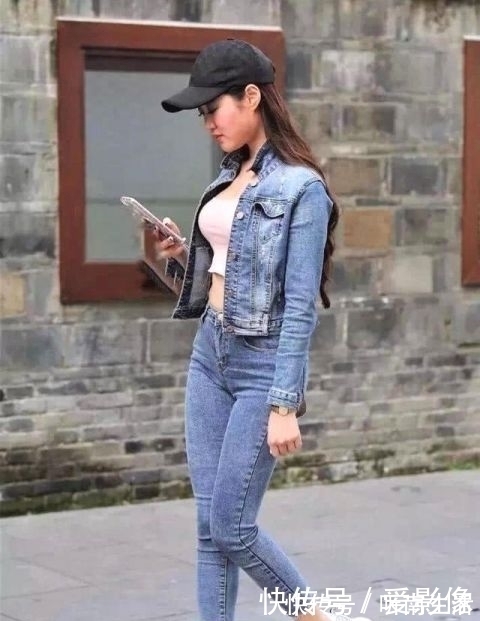街拍|街拍美女:小姐姐发型是螺旋卷发,集一身牛仔走路带风!