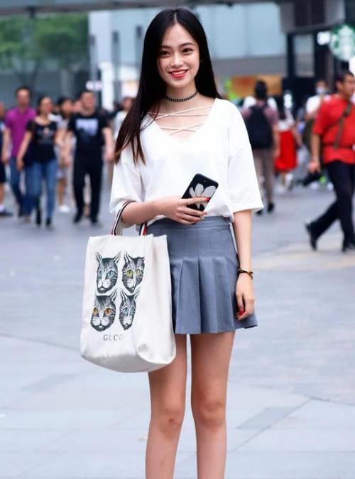 白色|街拍花枝招展的美女,一件白色上衣配黑色裤子,优雅气质迷人