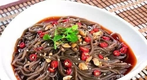 几盘下饭菜、一锅米饭,家人围桌而坐,吃得津津有味,超满足!