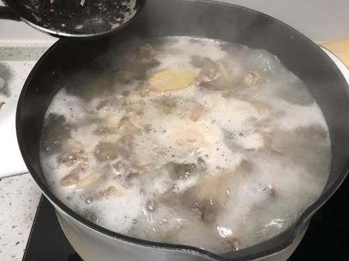 大盘鸡这么做才正宗，鸡肉爽滑麻辣，土豆软糯甜润，4斤肉不够吃