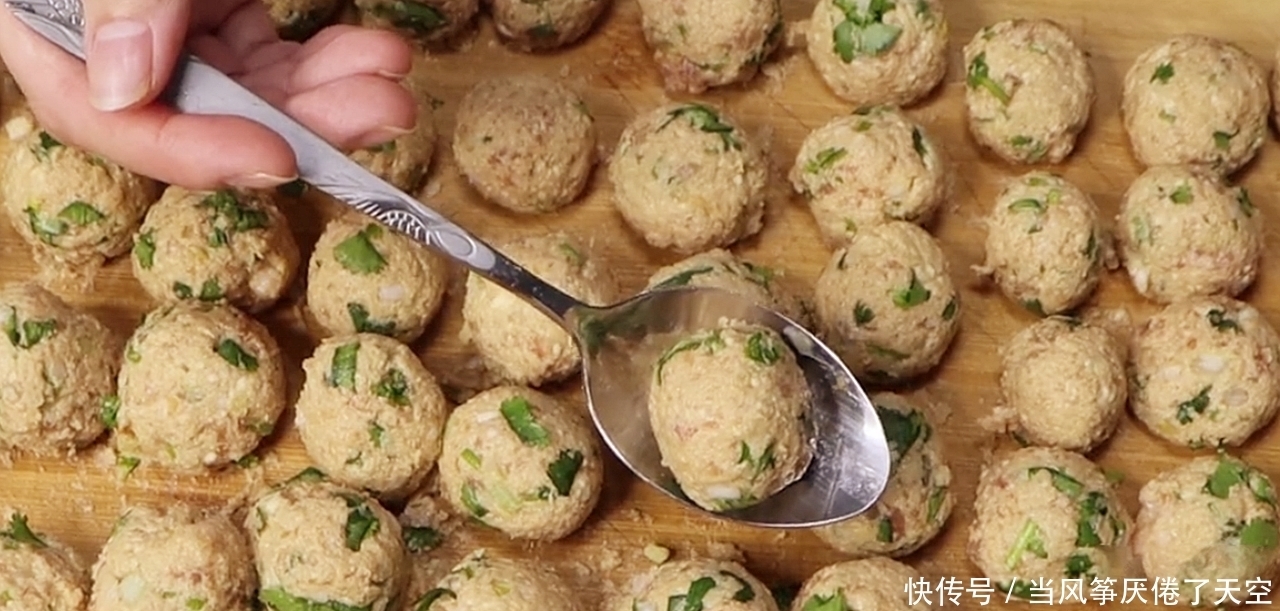 炸丸子,记住不要放面粉跟淀粉,教你一个做法,外酥里嫩不吸油
