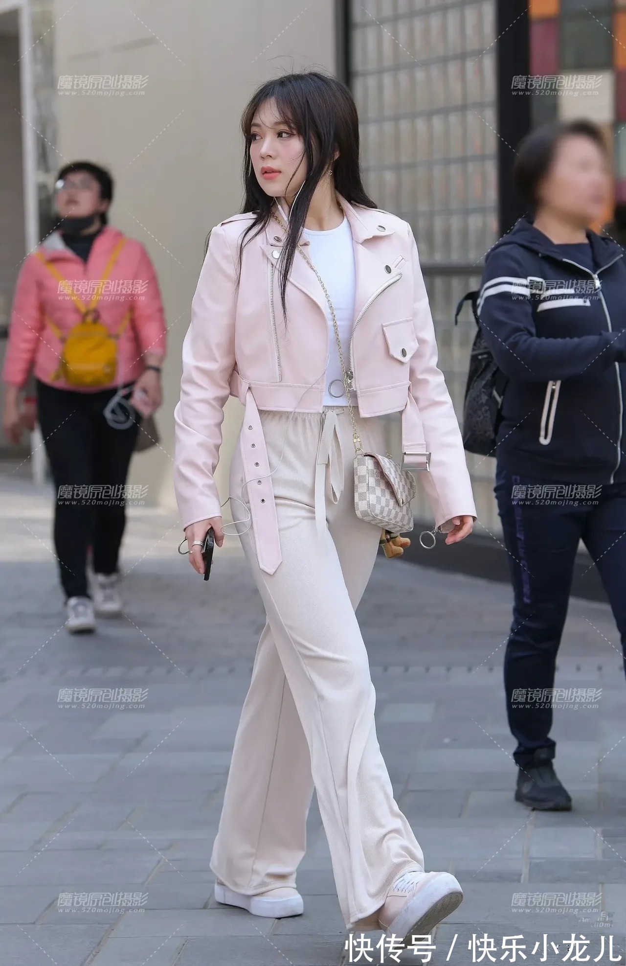 系带 白色T恤外搭粉色小风衣，搭配系带直筒裤，时髦帅气又舒适修身