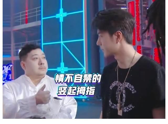 一個(gè)惜字如金，一個(gè)侃侃而談，直播王一博和街舞王隊(duì)長(zhǎng)狀態(tài)大不同