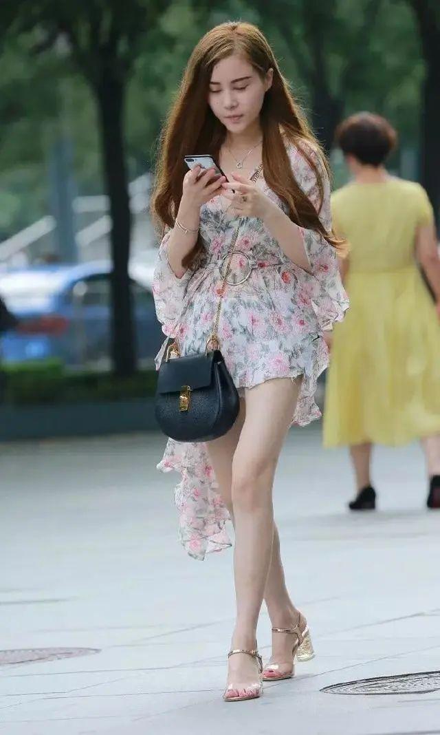 街拍|身穿粉色大衣的小姐姐,长发飘飘,女神范十足