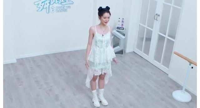 《舞蹈生》首播，三位女导师惊艳全场，选手出现失误遭导师质疑