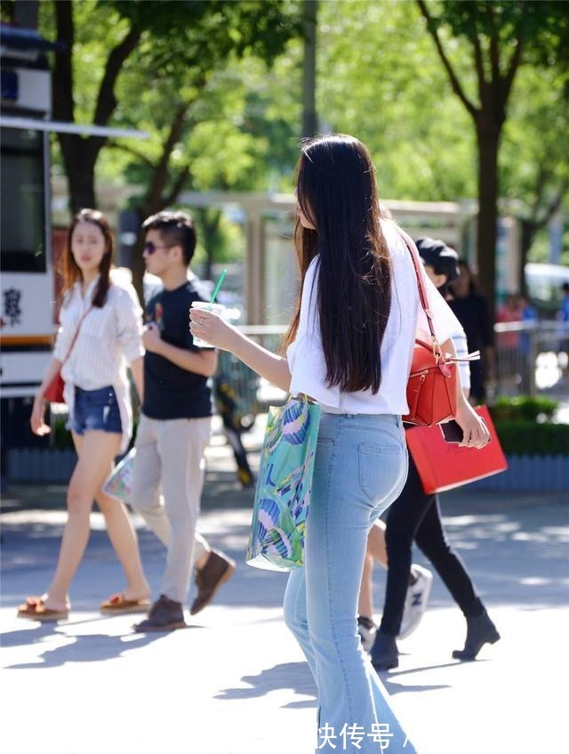 短靴|喇叭牛仔裤也会穿出显身材的效果,搭配一双牛仔短靴,会更好看!