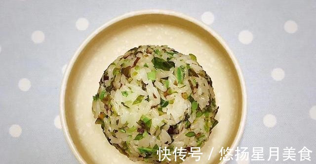 外表|外表极具吸引力的香椿鲜虾饭团,口感软糯入味,散发着淡淡的清香!