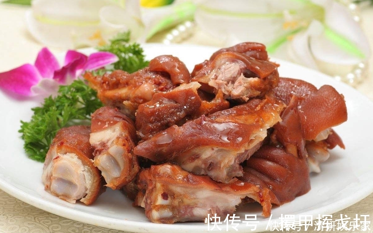 炖猪蹄时,不要直接加水炖,加点它,猪蹄软烂可口,而且更入味