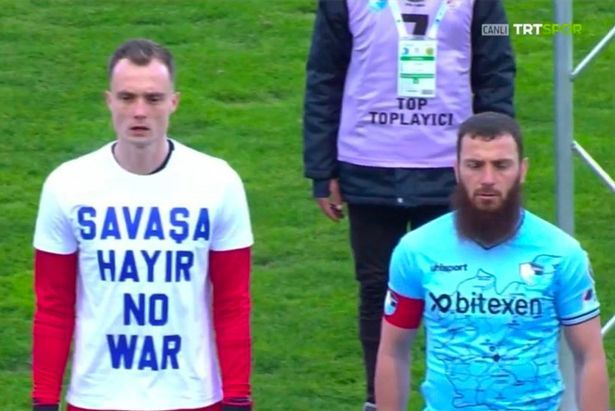 国际足联|全队穿上“反战T恤”, 他拒绝: 中东发生的迫害, 你们却默不作声