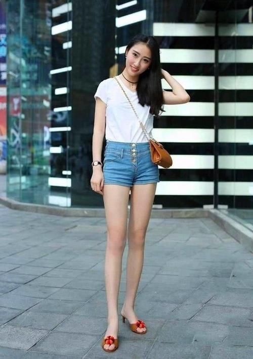 路人街拍,牛仔热裤搭配简洁的短袖,清清爽爽的还显腿长