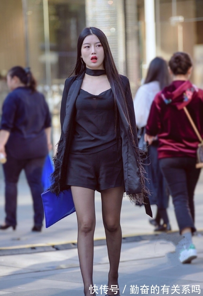 小姐姐|街拍:背影杀手?小姐姐的一身黑色搭配不仅显瘦还魅力十足