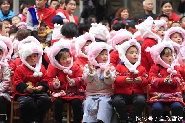 平常心|幼儿园发“年终奖”，家长当着孩子的面扔进垃圾桶白瞎我的学费