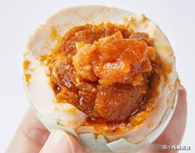 咸鸭蛋怎么腌才好吃？这个方法老妈用了40年，个个不咸还起沙流油