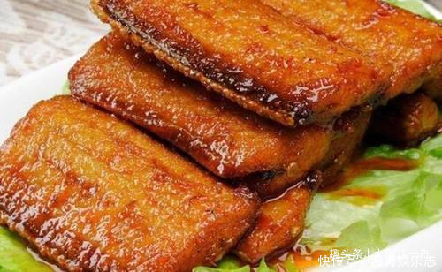 干炸带鱼,直接拍粉炸就错了,难怪腥气不好吃,大厨这样做才对