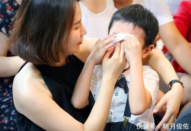 辣妈|妈妈穿新衣被老师请出家长会,看清上面的字,网友:没文化真可怕