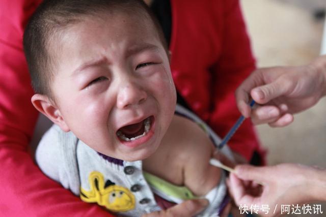 女汉子|3岁女娃打完针以后,还敢回头找医生“算账”,网友:女汉子