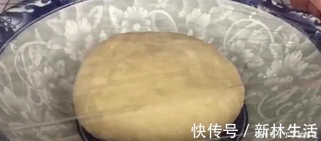 香甜|面粉里加2个鸡蛋,不用烤箱做小饼,香甜暄软,比面包简单好吃!