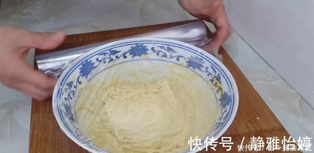 早餐新吃法，面粉里加1个鸡蛋，放入冰箱冷藏，比油条麻花都好吃