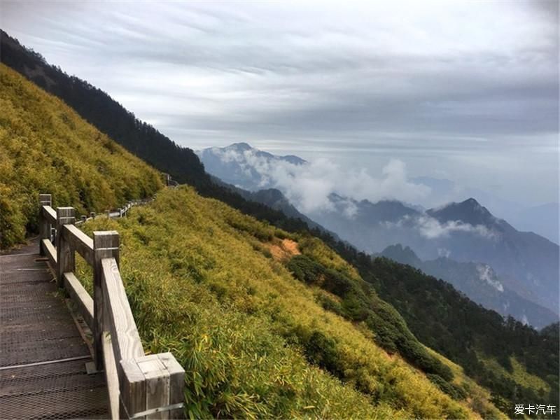 云雾缭绕，醉美深秋神农架行