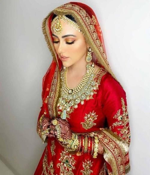  宝莱坞|宝莱坞女星萨娜?汗的婚纱照，lehenga透出中国红的喜庆