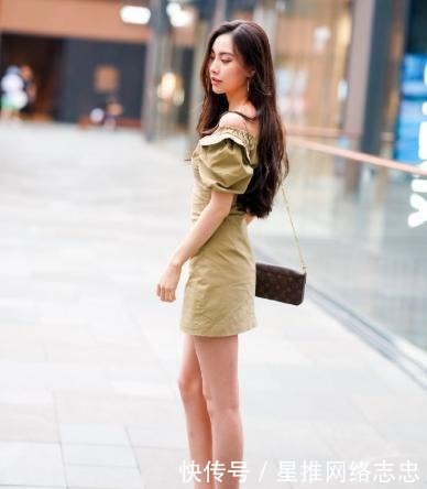 搭配|一字肩连衣裙搭配白色运动鞋,清新自然,气质感满满